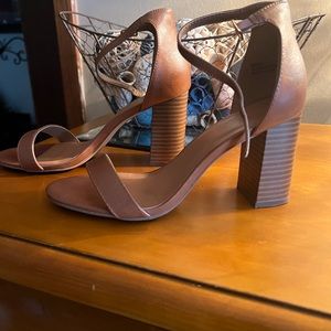 Tan/Brown open toe bulk heels with strap